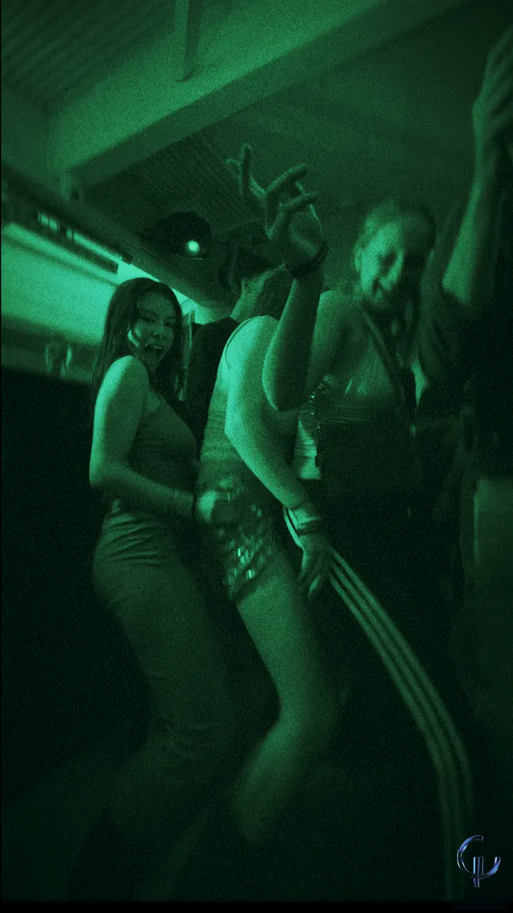 Gente bailando bajo luz verde en el evento de La Cápsula