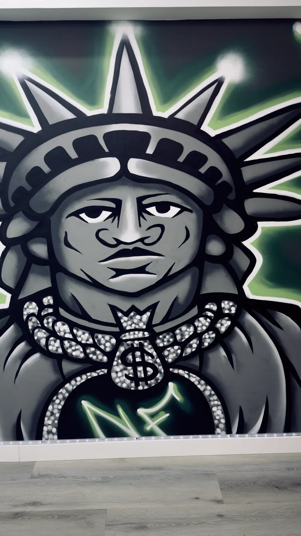 Mural grafiti de la Estatua de la Libertad con cadena de diamantes y NF en el pecho
